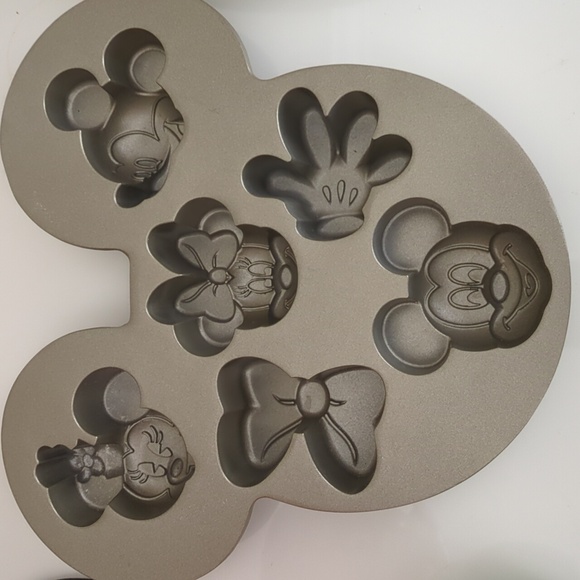 New Disney Mickey Cake Pan - Picture 1 of 4